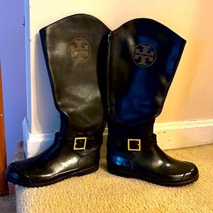 Authentic Tory Burch all weather boots. Leather upper and rubber foot and sole.